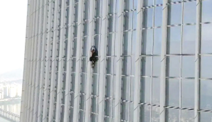 British Man Climbs To 72nd Store Building